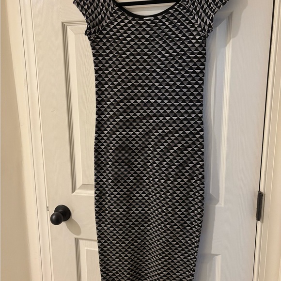 Zara Dresses & Skirts - Zara Black and White Geometric Midi Dress Large